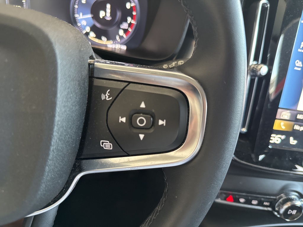2022 Glacier Silver Metallic Volvo XC40 Momentum AWD SUV