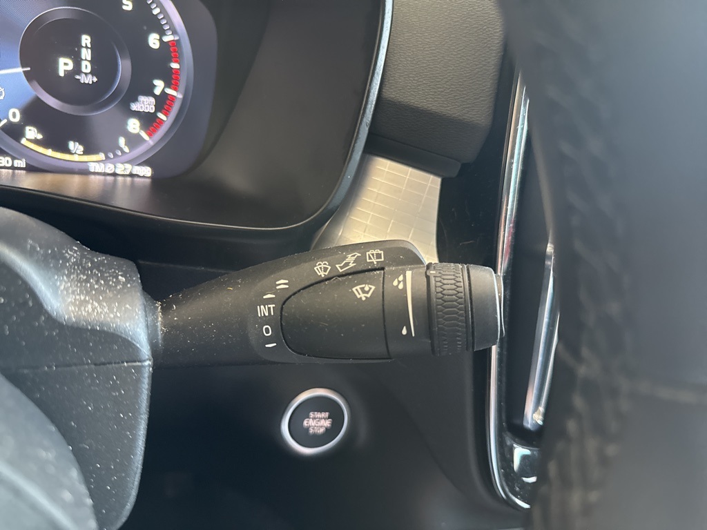 2022 Glacier Silver Metallic Volvo XC40 Momentum AWD SUV