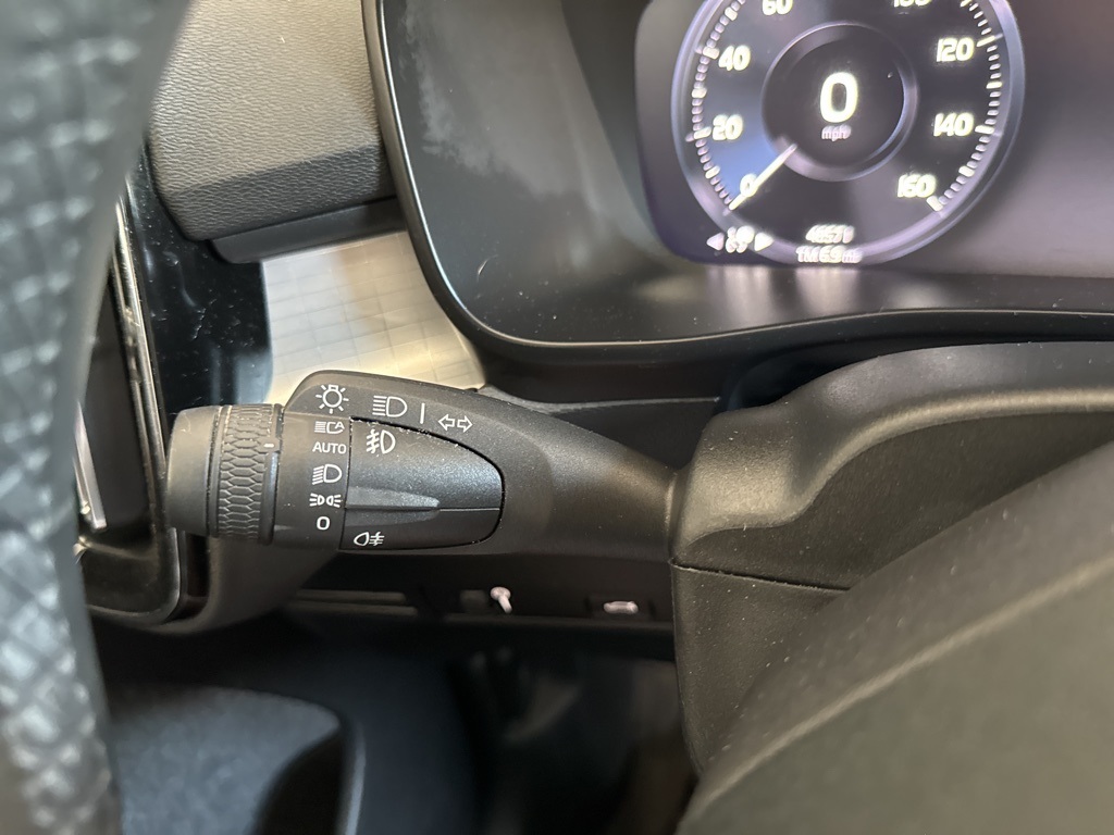 2022 Glacier Silver Metallic Volvo XC40 Momentum AWD SUV