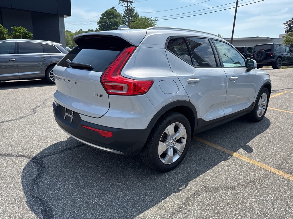 2022 Glacier Silver Metallic Volvo XC40 Momentum AWD SUV