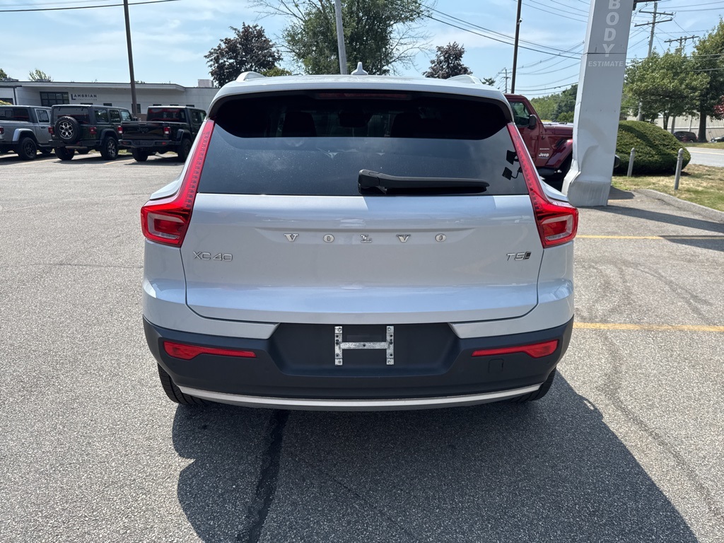 2022 Glacier Silver Metallic Volvo XC40 Momentum AWD SUV