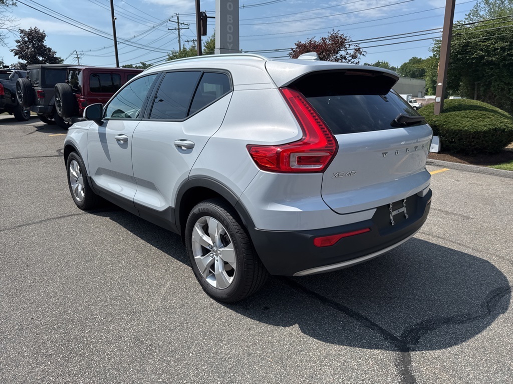 2022 Glacier Silver Metallic Volvo XC40 Momentum AWD SUV