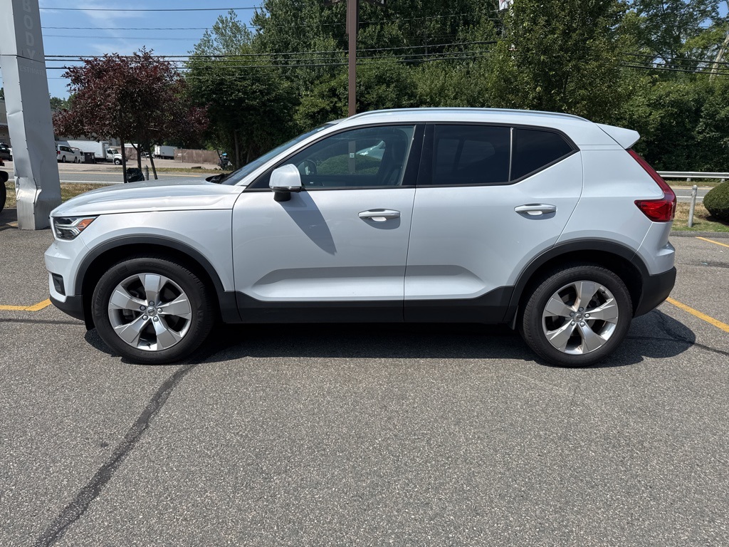 2022 Glacier Silver Metallic Volvo XC40 Momentum AWD SUV
