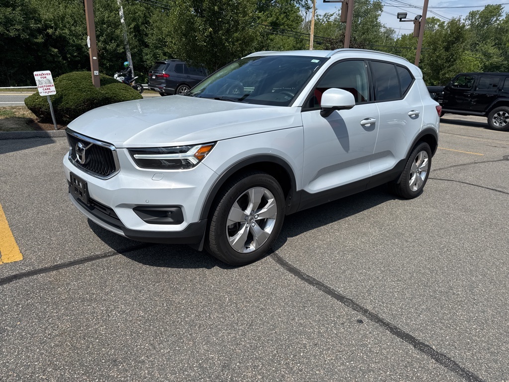 2022 Glacier Silver Metallic Volvo XC40 Momentum AWD SUV