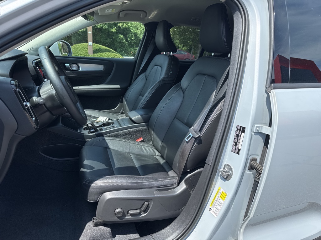 2022 Glacier Silver Metallic Volvo XC40 Momentum AWD SUV