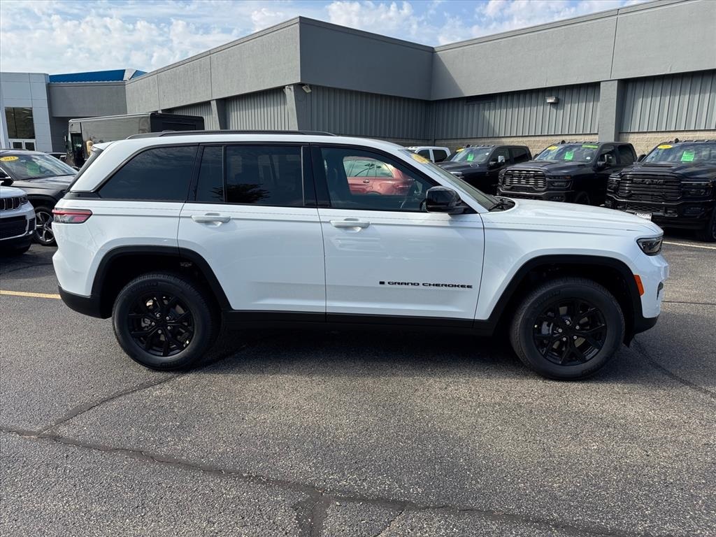 2025 Jeep Grand Cherokee Altitude X photo 2