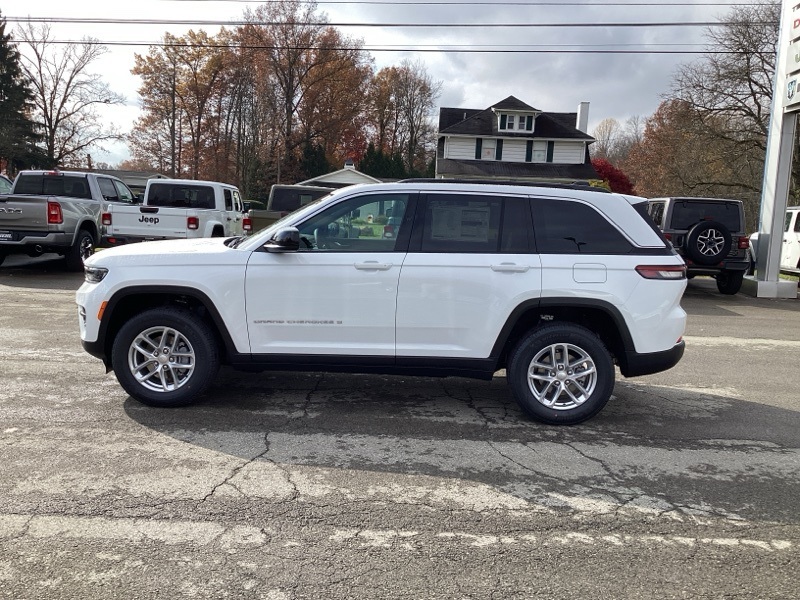 2025 Jeep Grand Cherokee Laredo photo 4