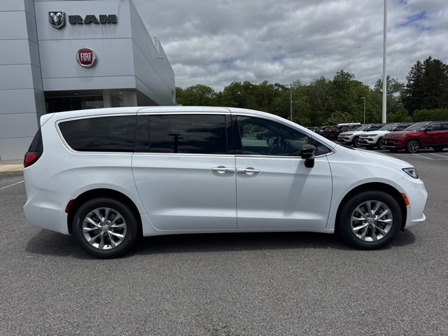 2025 Chrysler Pacifica photo 2