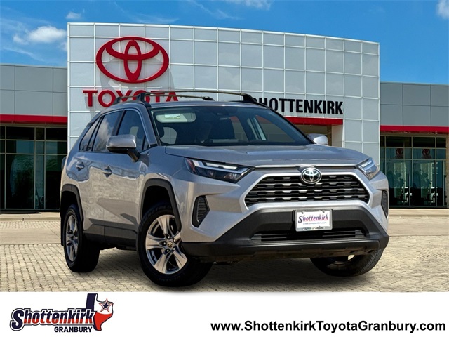 2023 Toyota RAV4 XLE's photo