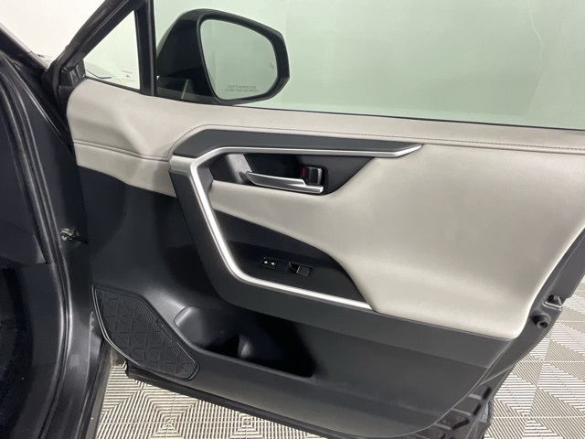 2019 Toyota RAV4 Limited photo 17
