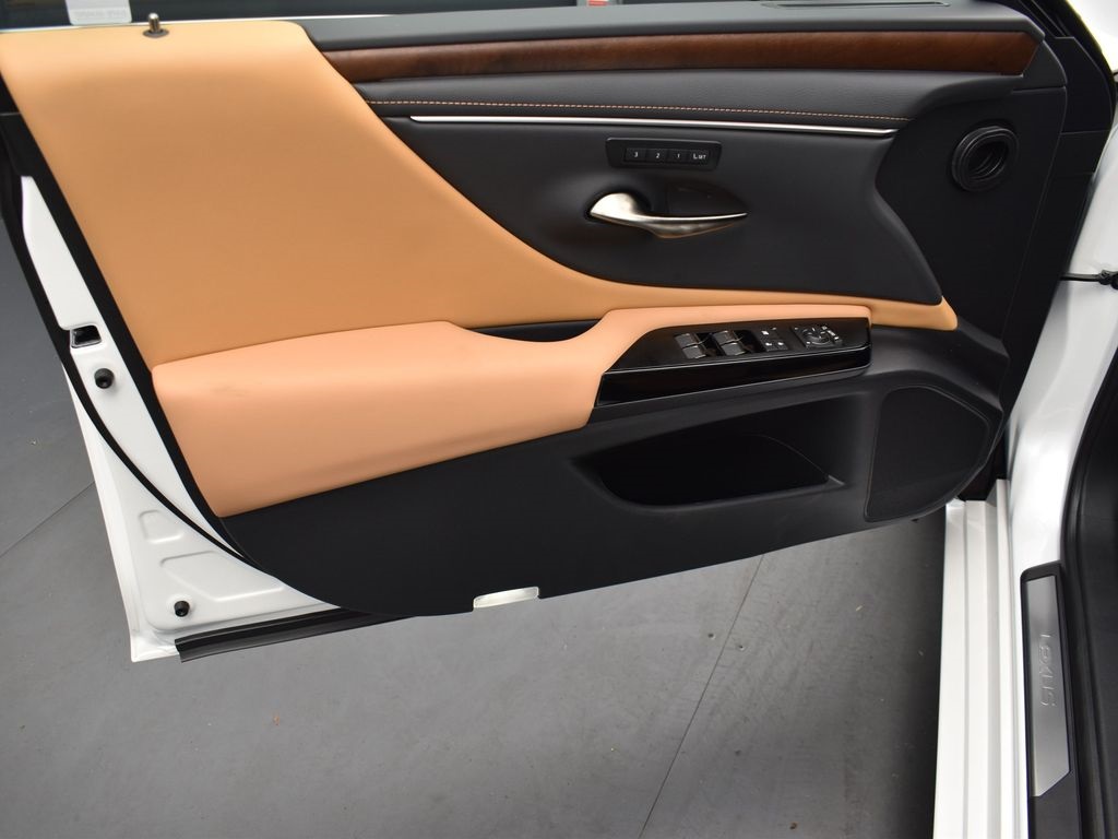 2025 Lexus ES 350 photo 11