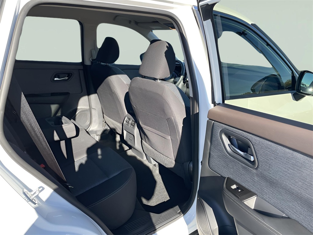 2023 Nissan Rogue SV AWD photo 2