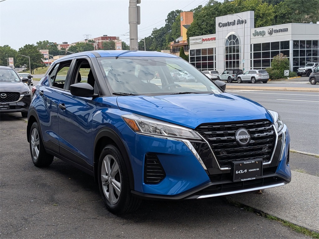 2023 Nissan Kicks S photo 2