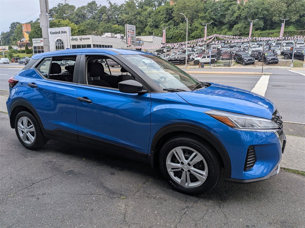 2023 Nissan Kicks S photo 3