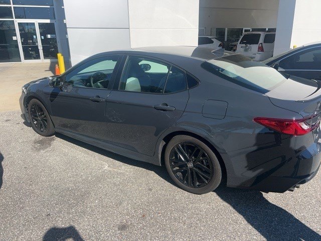 2025 Toyota Camry SE's photo