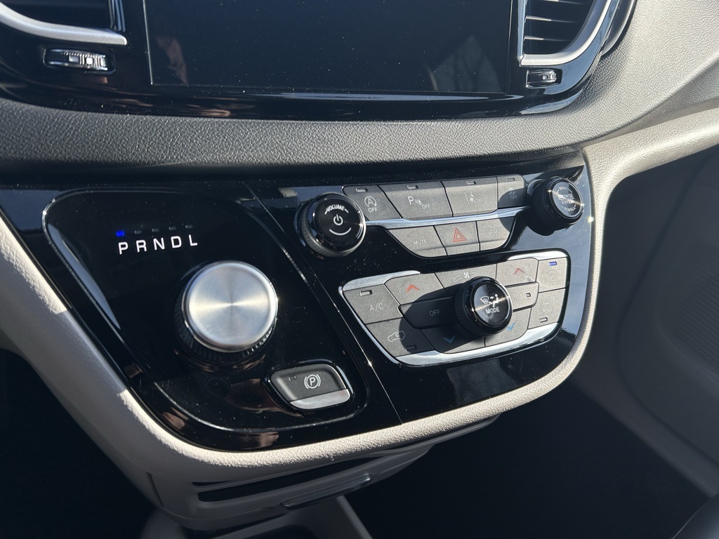 used 2024 Chrysler Pacifica car, priced at $26,000