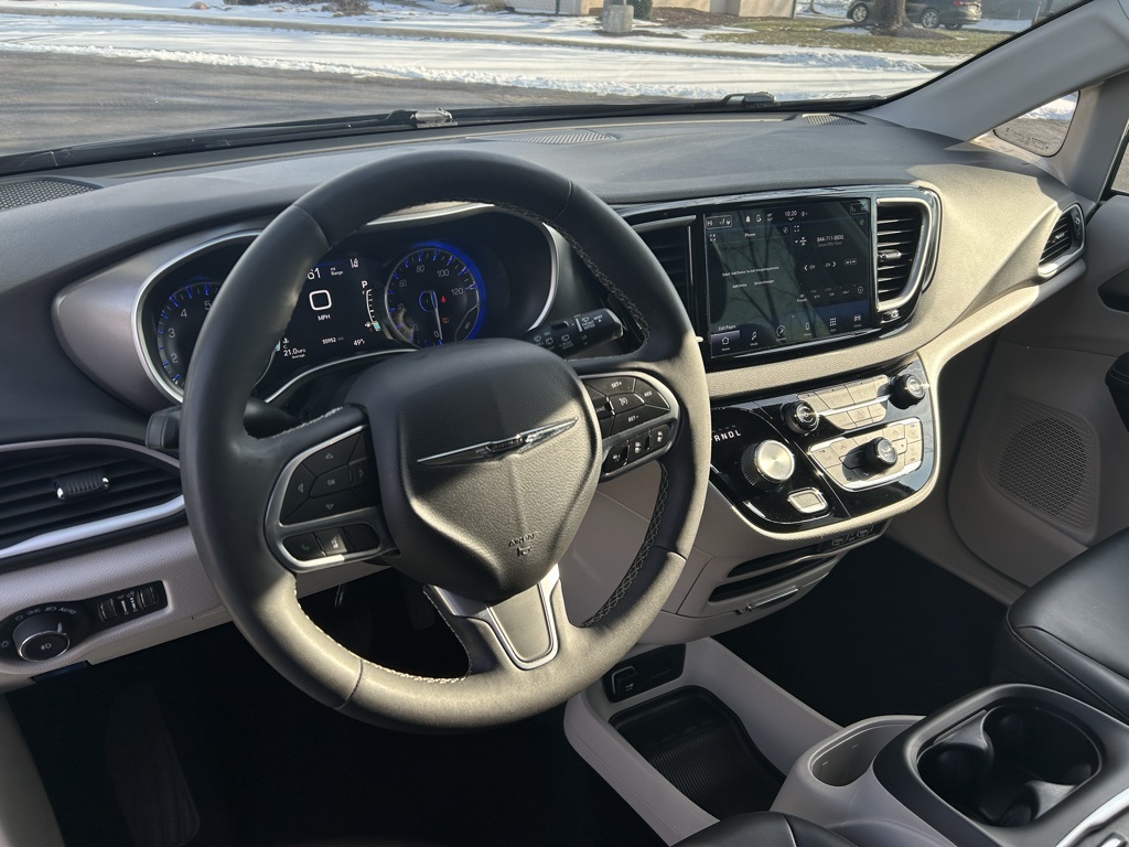 used 2024 Chrysler Pacifica car, priced at $26,000