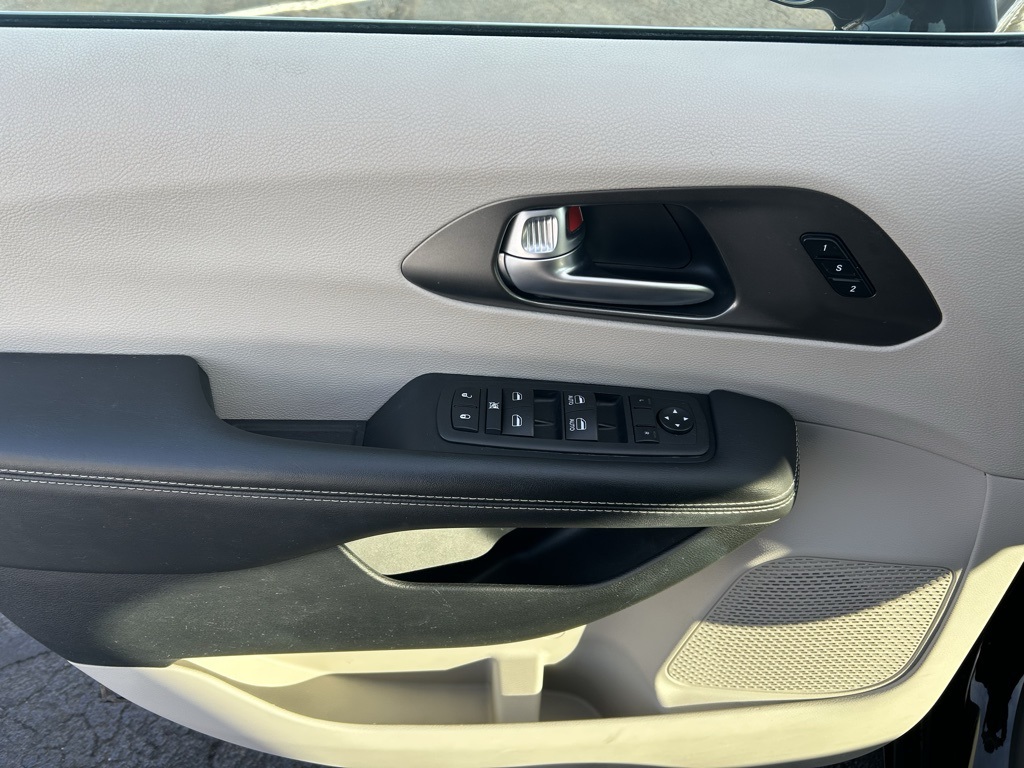 used 2024 Chrysler Pacifica car, priced at $26,000