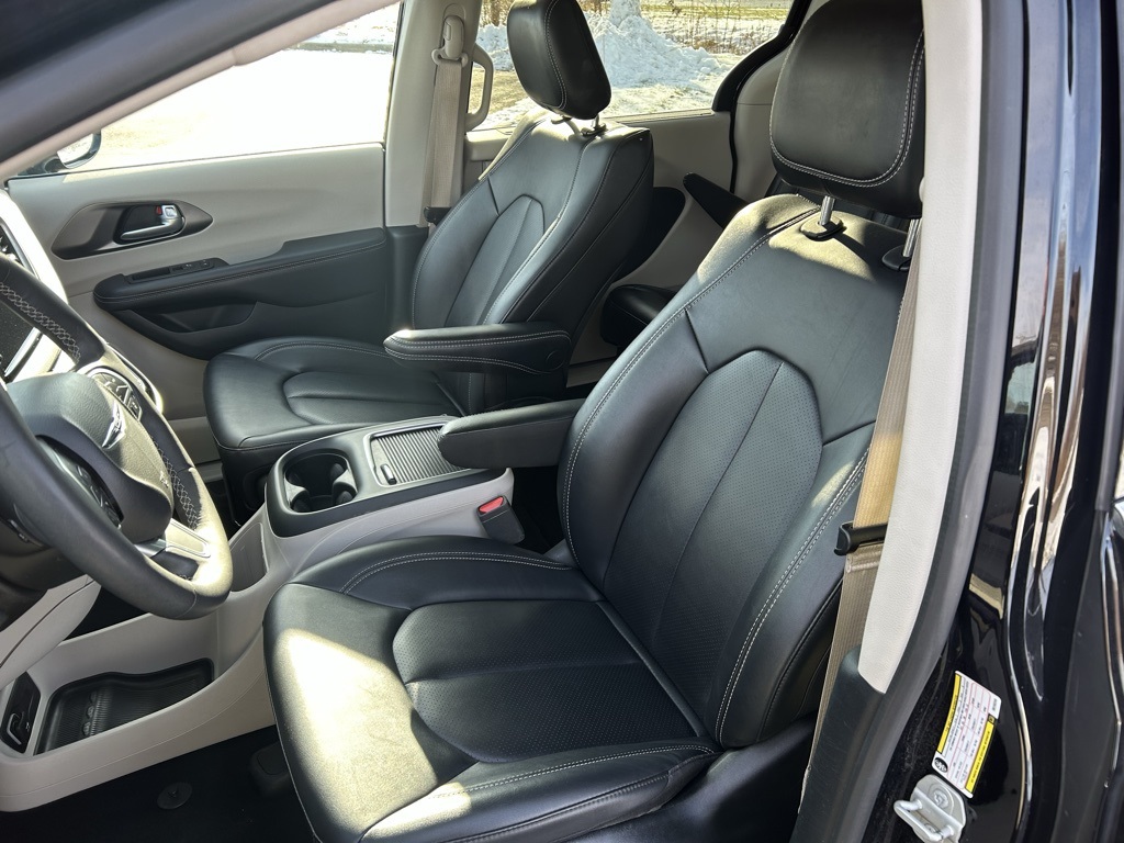 used 2024 Chrysler Pacifica car, priced at $26,000