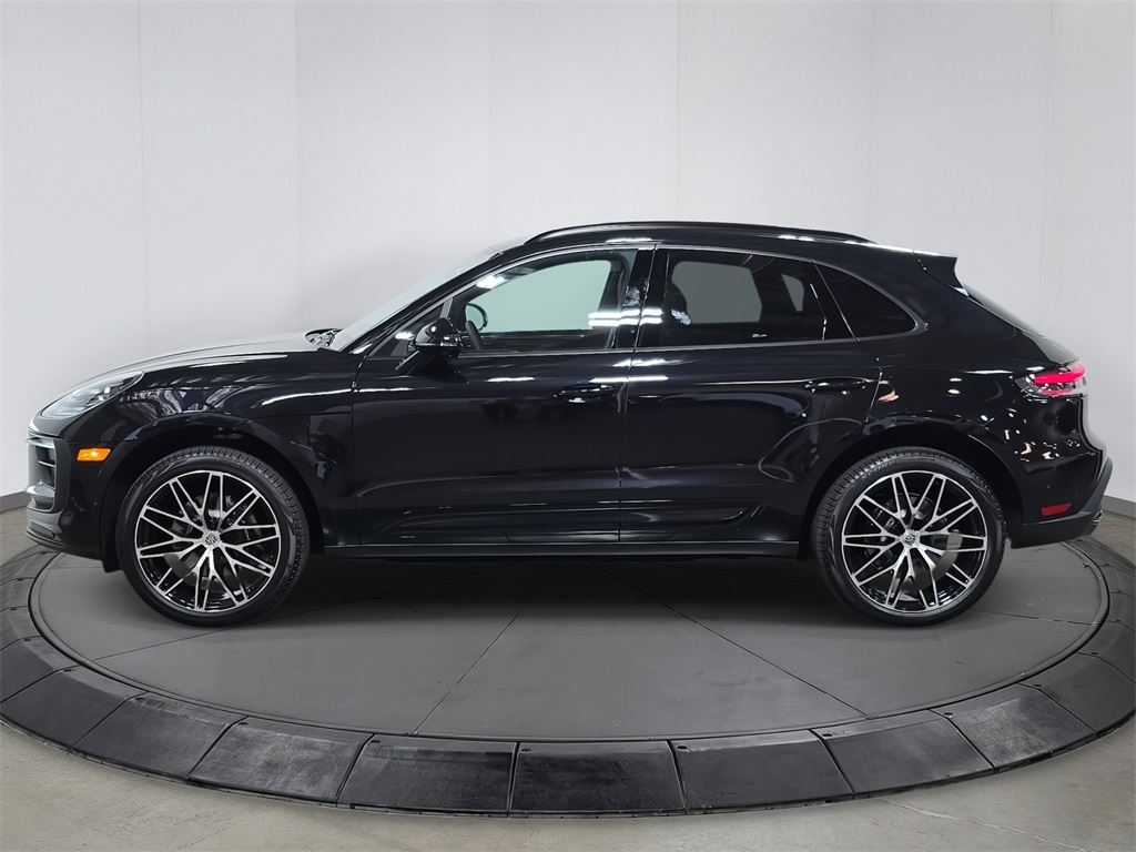 2025 Porsche Macan T photo 2