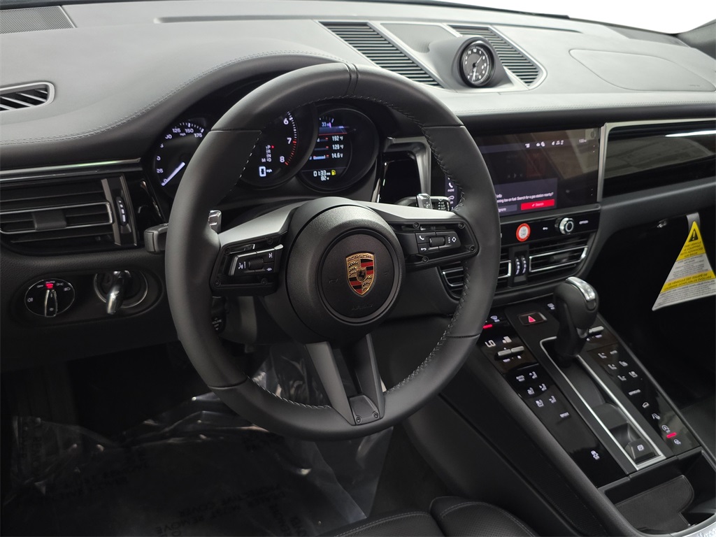 2025 Porsche Macan T photo 4