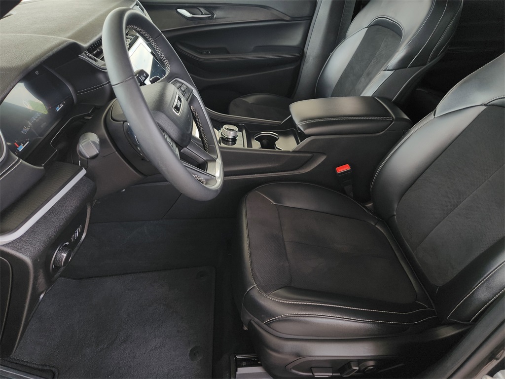 2024 Jeep Grand Cherokee Altitude photo 11