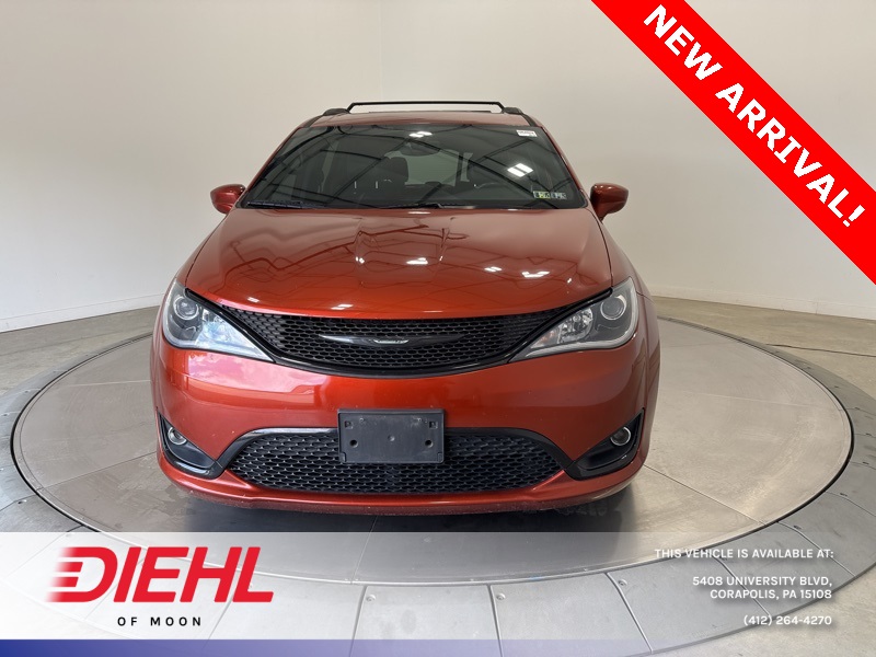 2018 Chrysler Pacifica Touring L photo 2