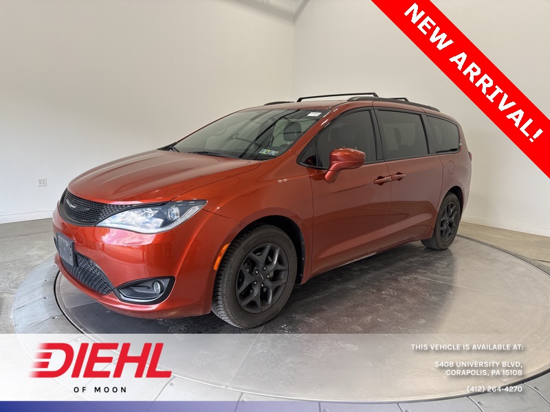 2018 Chrysler Pacifica Touring L photo 3