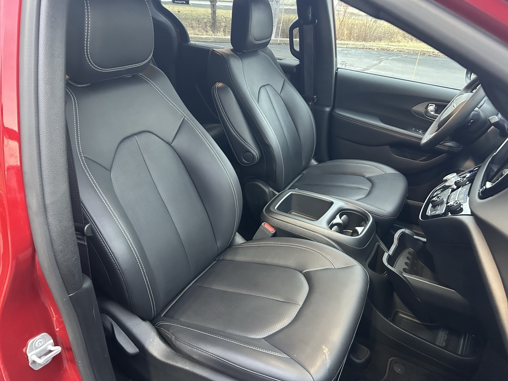 used 2025 Chrysler Pacifica car, priced at $29,994