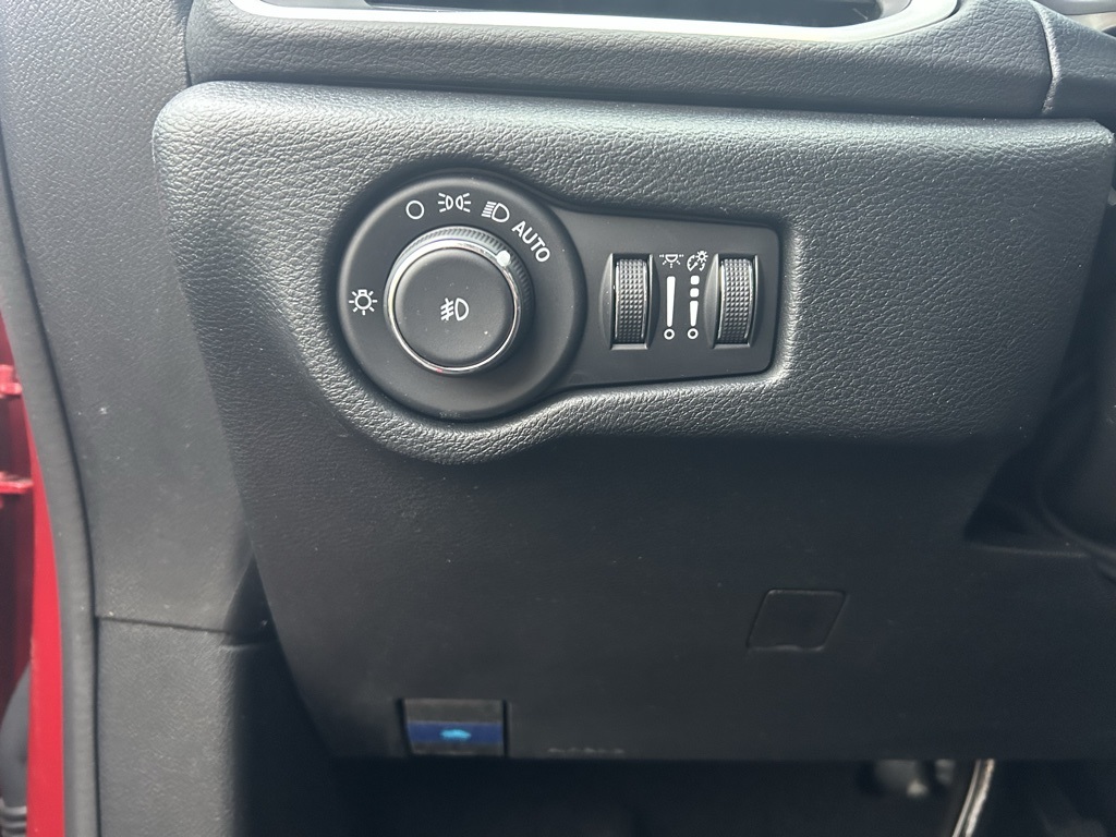 used 2025 Chrysler Pacifica car, priced at $29,994