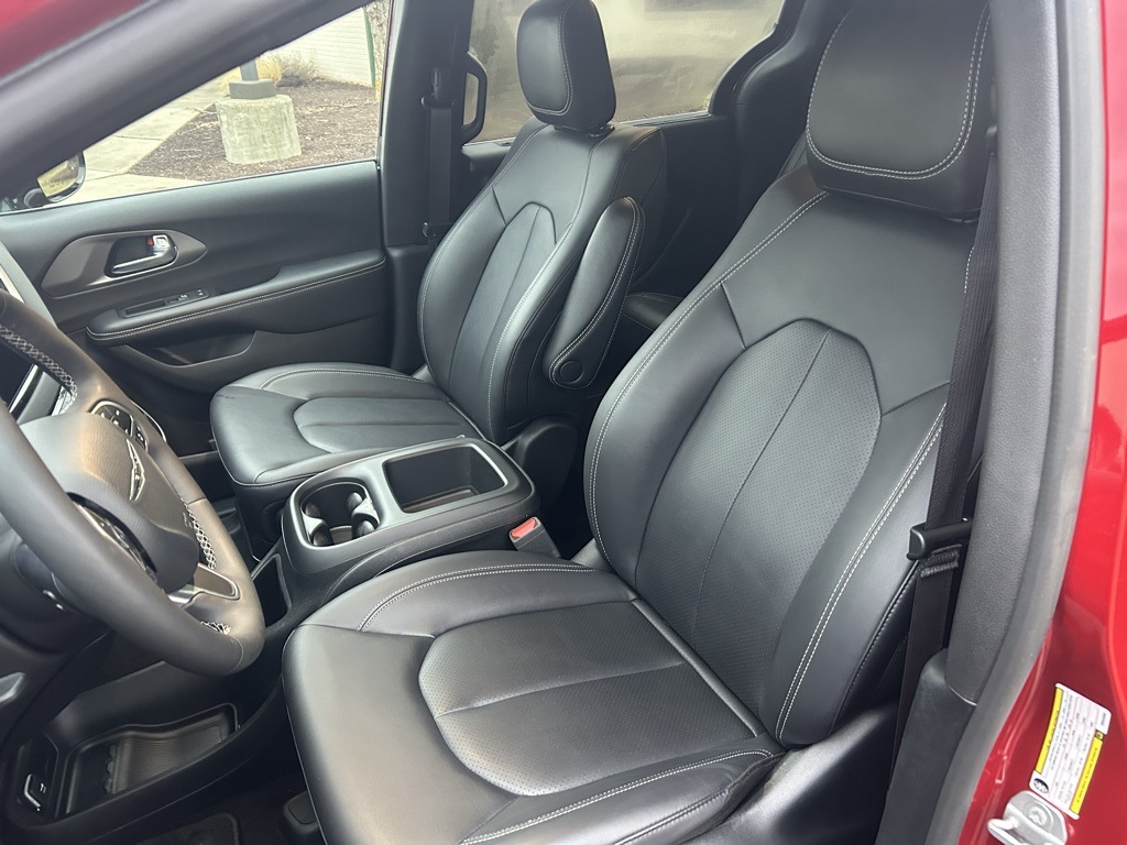 used 2025 Chrysler Pacifica car, priced at $29,994