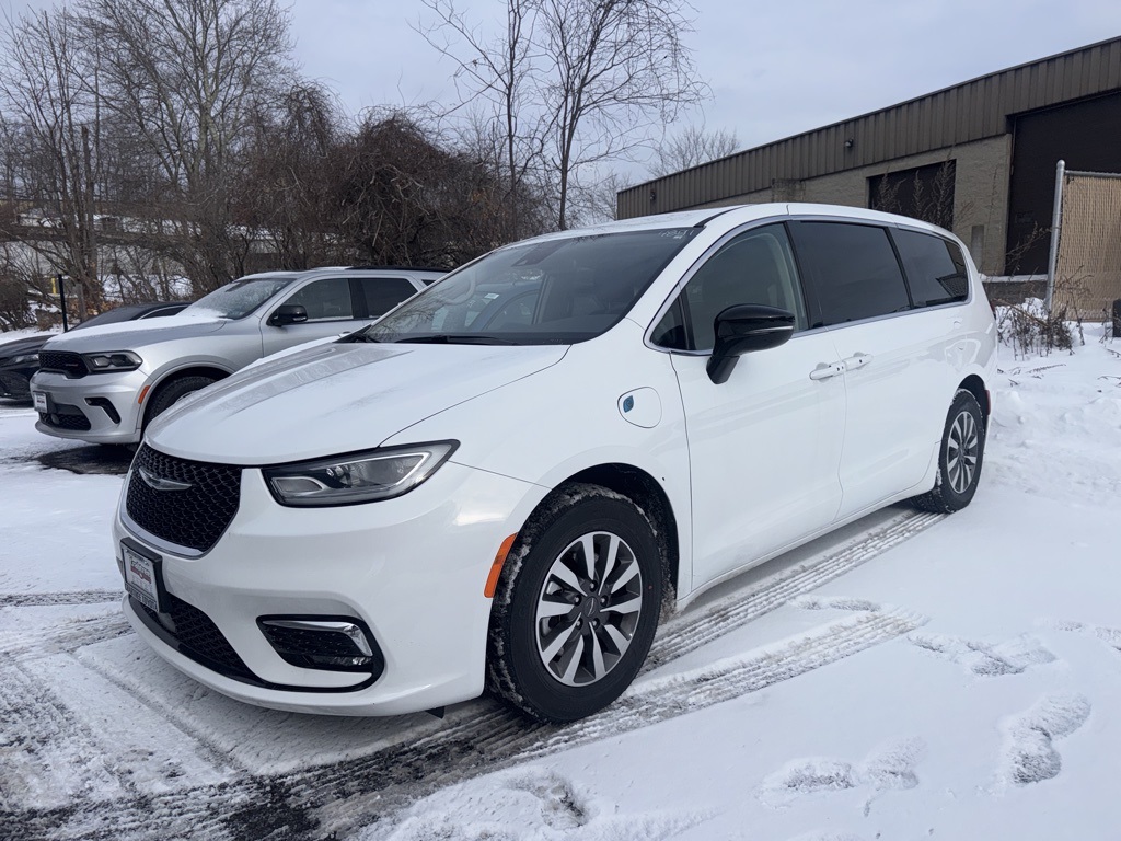 2024 Chrysler Pacifica PHEV Select's photo