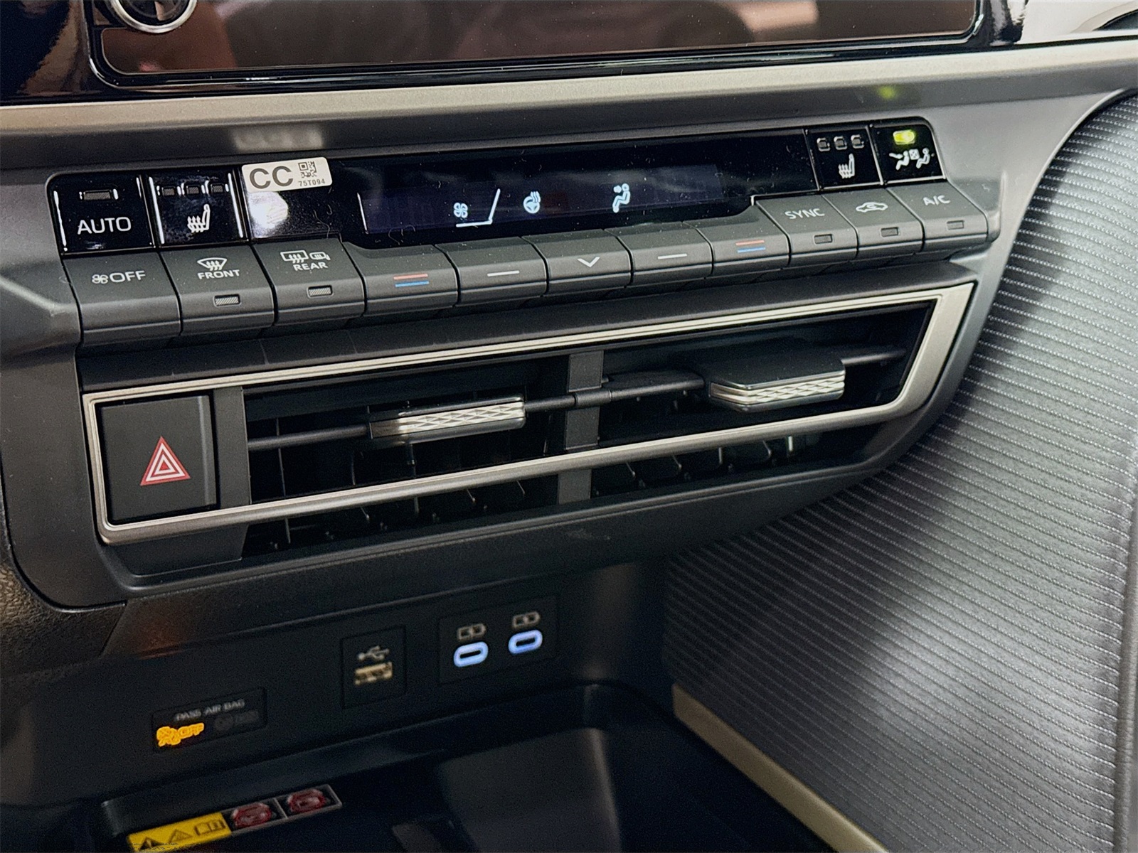 2025 Toyota Camry SE photo 8