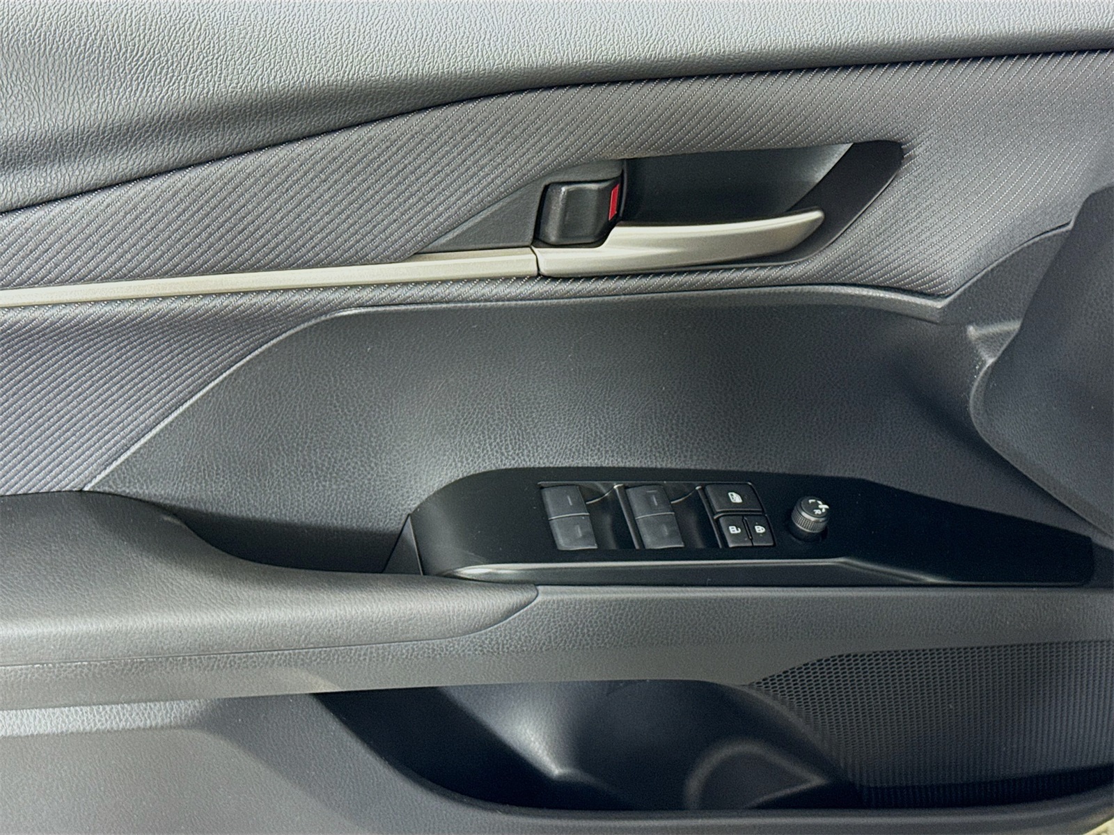 2025 Toyota Camry SE photo 14