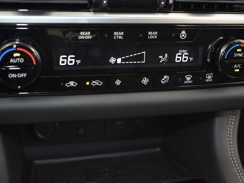 2025 Nissan Pathfinder Platinum photo 8