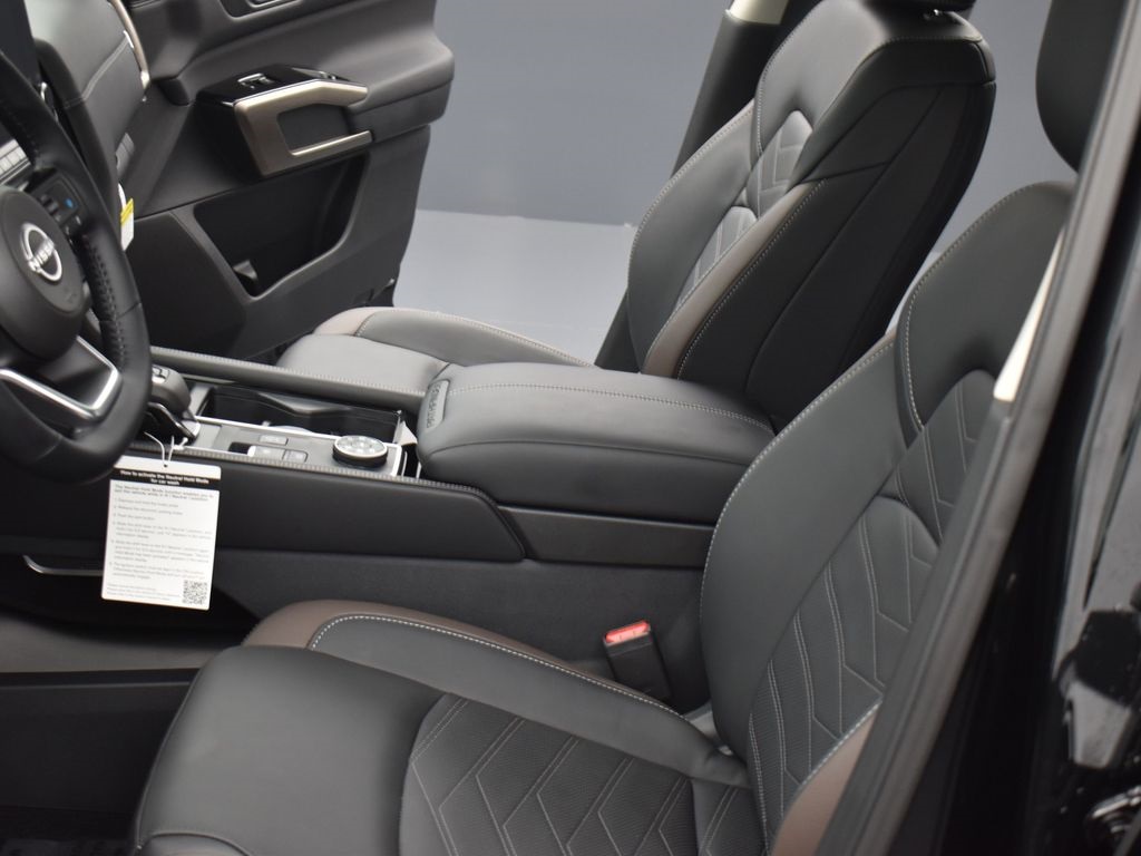 2025 Nissan Pathfinder Platinum photo 13
