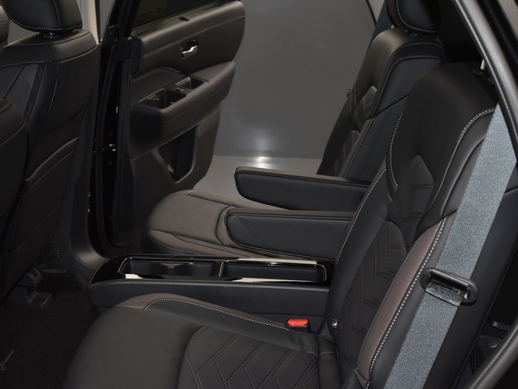 2025 Nissan Pathfinder Platinum photo 15