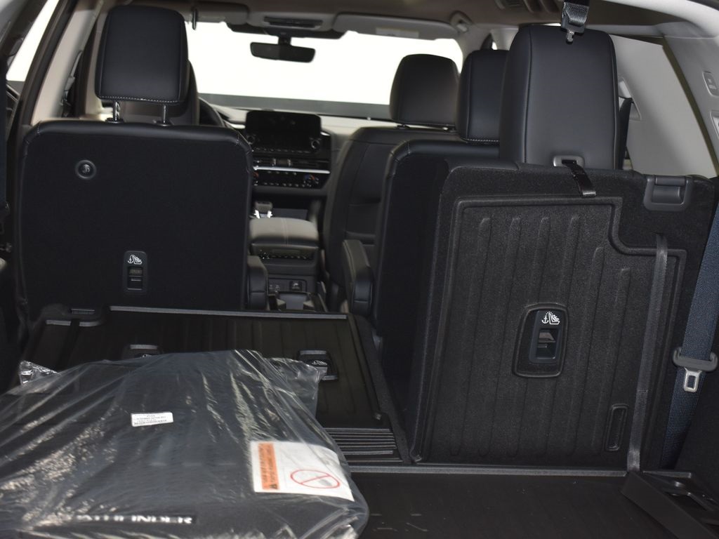 2025 Nissan Pathfinder Platinum photo 17