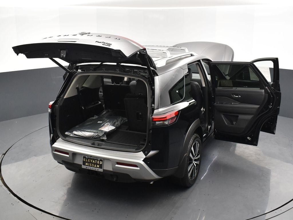 2025 Nissan Pathfinder Platinum photo 30