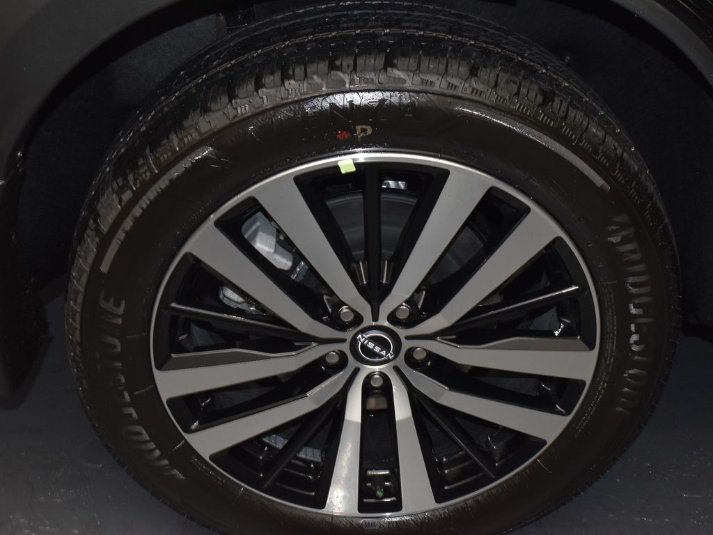 2025 Nissan Pathfinder Platinum photo 2