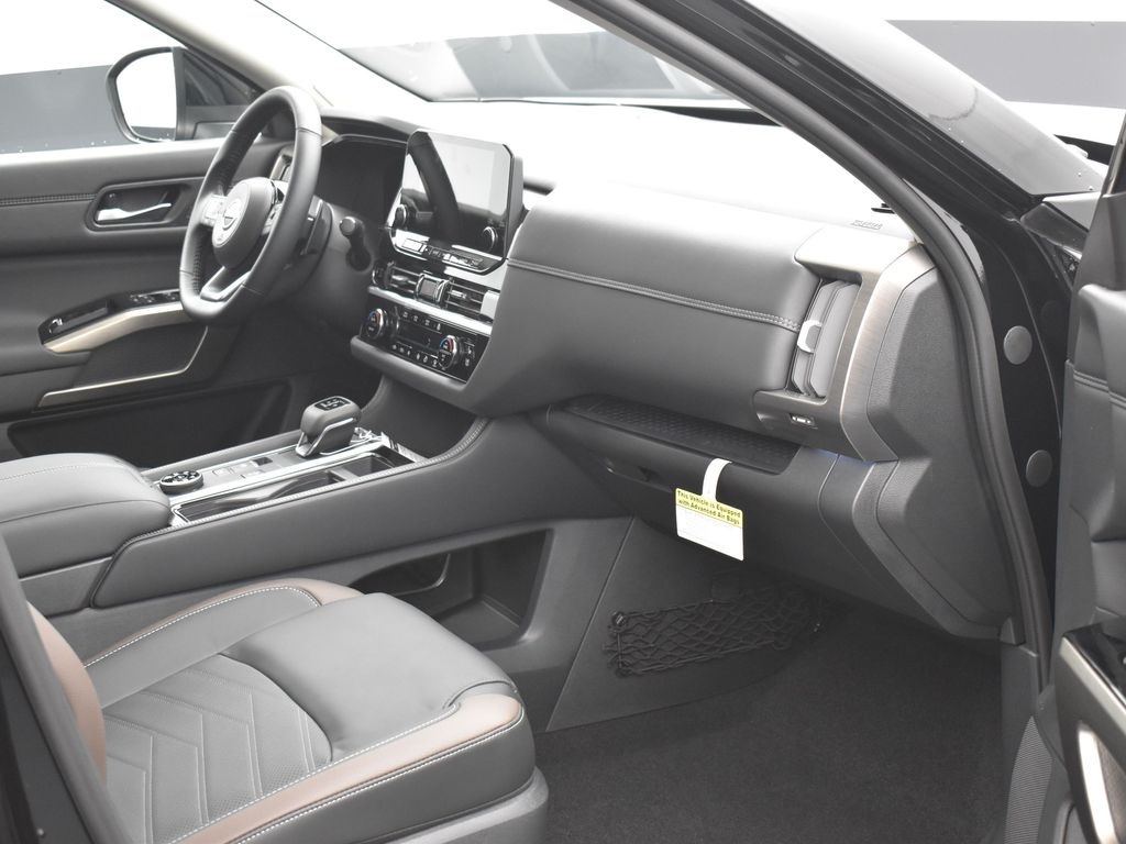 2025 Nissan Pathfinder Platinum photo 3