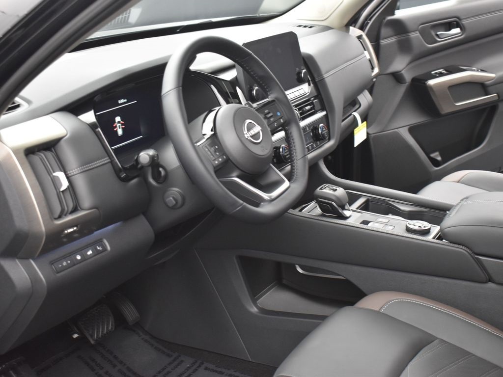 2025 Nissan Pathfinder Platinum photo 4