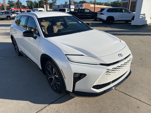 2025 Toyota Crown Signia XLE photo 4