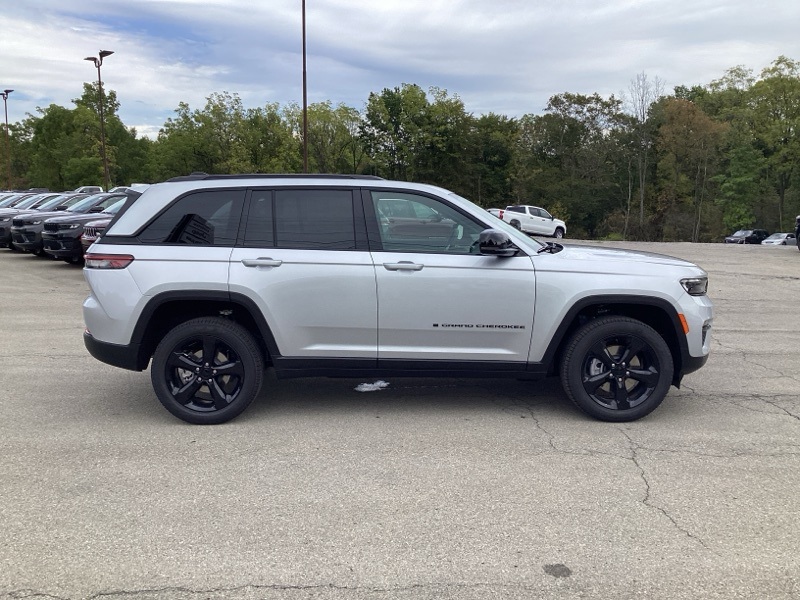 2025 Jeep Grand Cherokee Limited photo 3