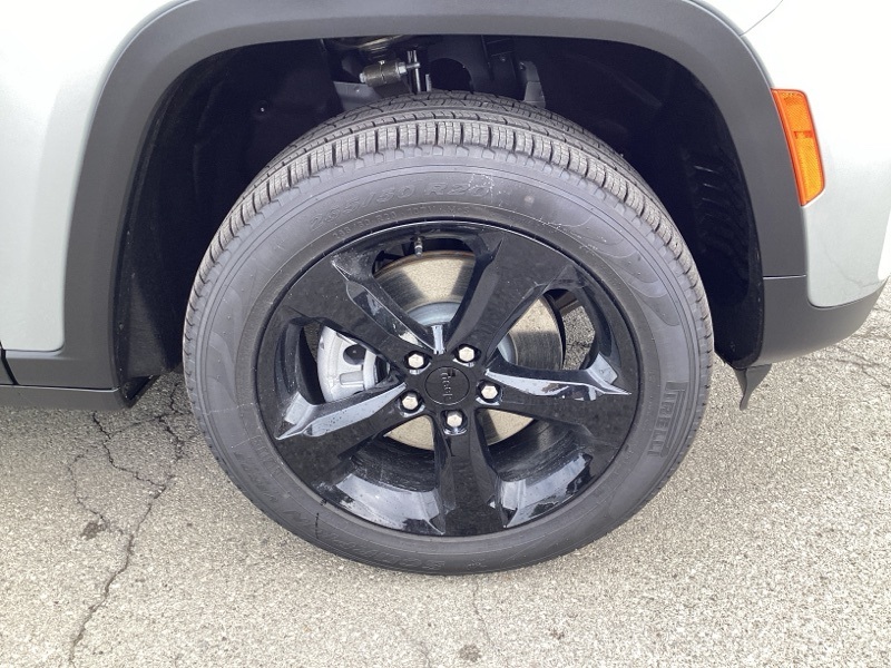 2025 Jeep Grand Cherokee Limited photo 4