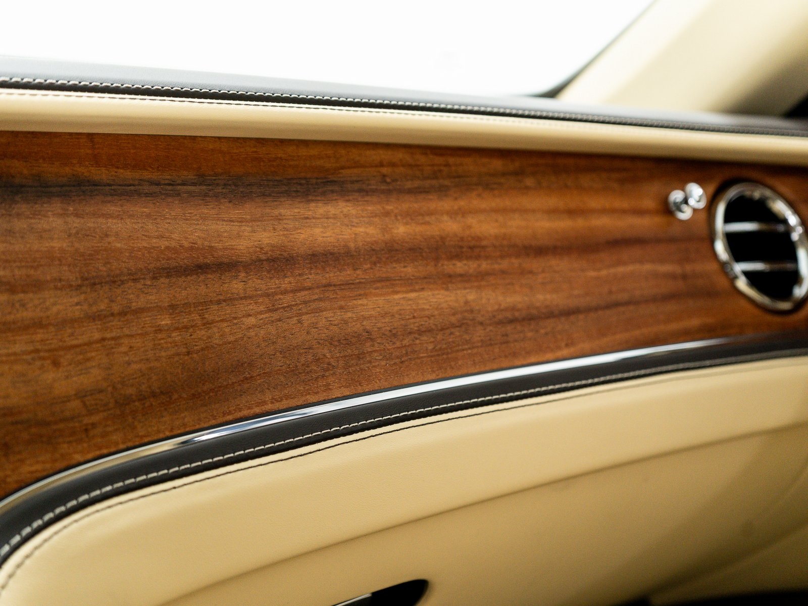 2025 Bentley Flying Spur Mulliner photo 16
