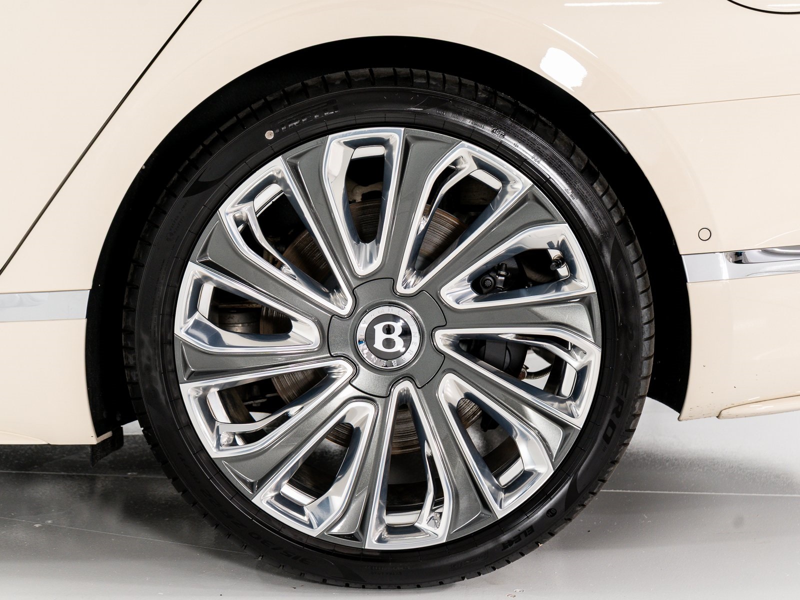 2025 Bentley Flying Spur Mulliner photo 18