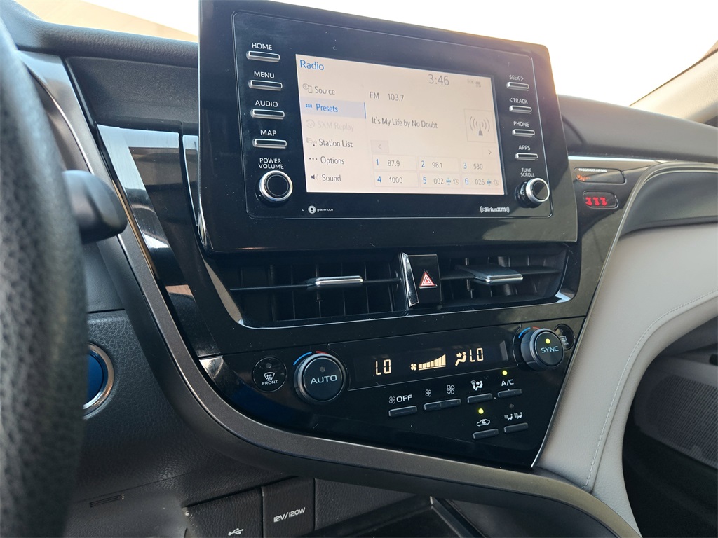 2021 Toyota Camry Hybrid LE photo 17