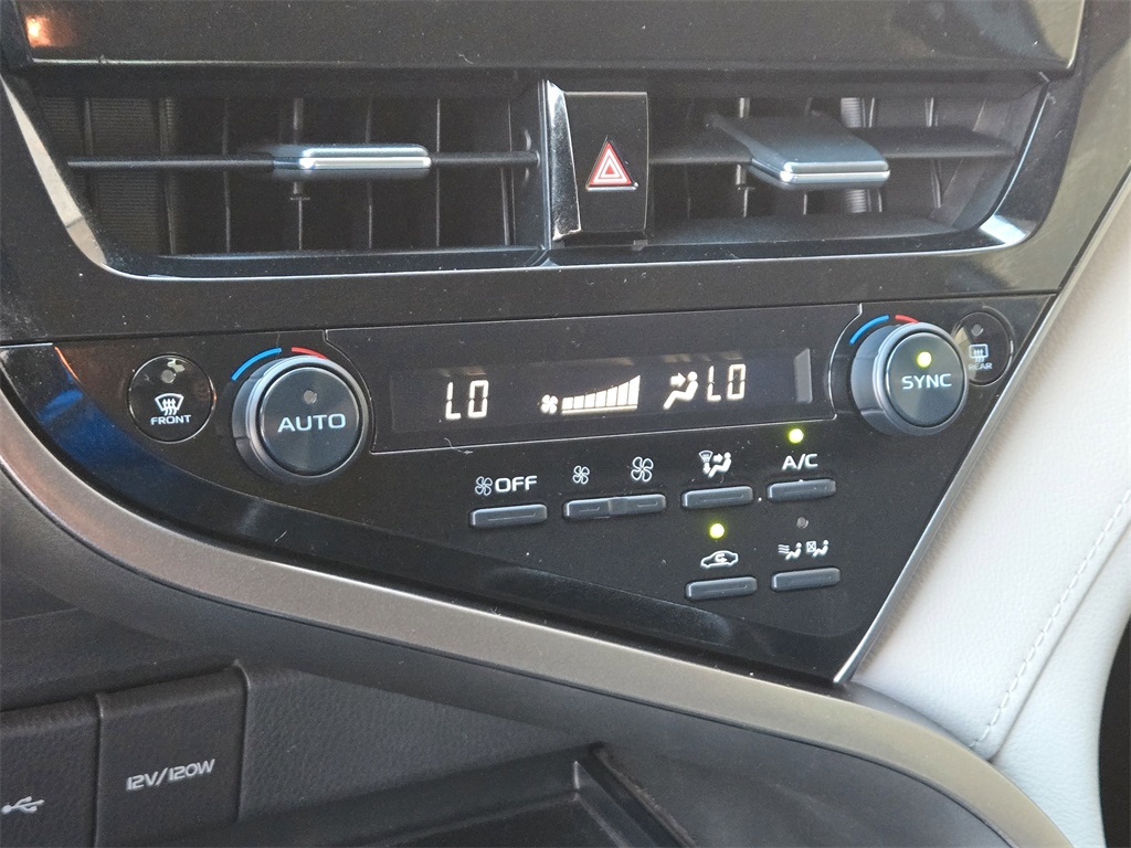 2021 Toyota Camry Hybrid LE photo 19