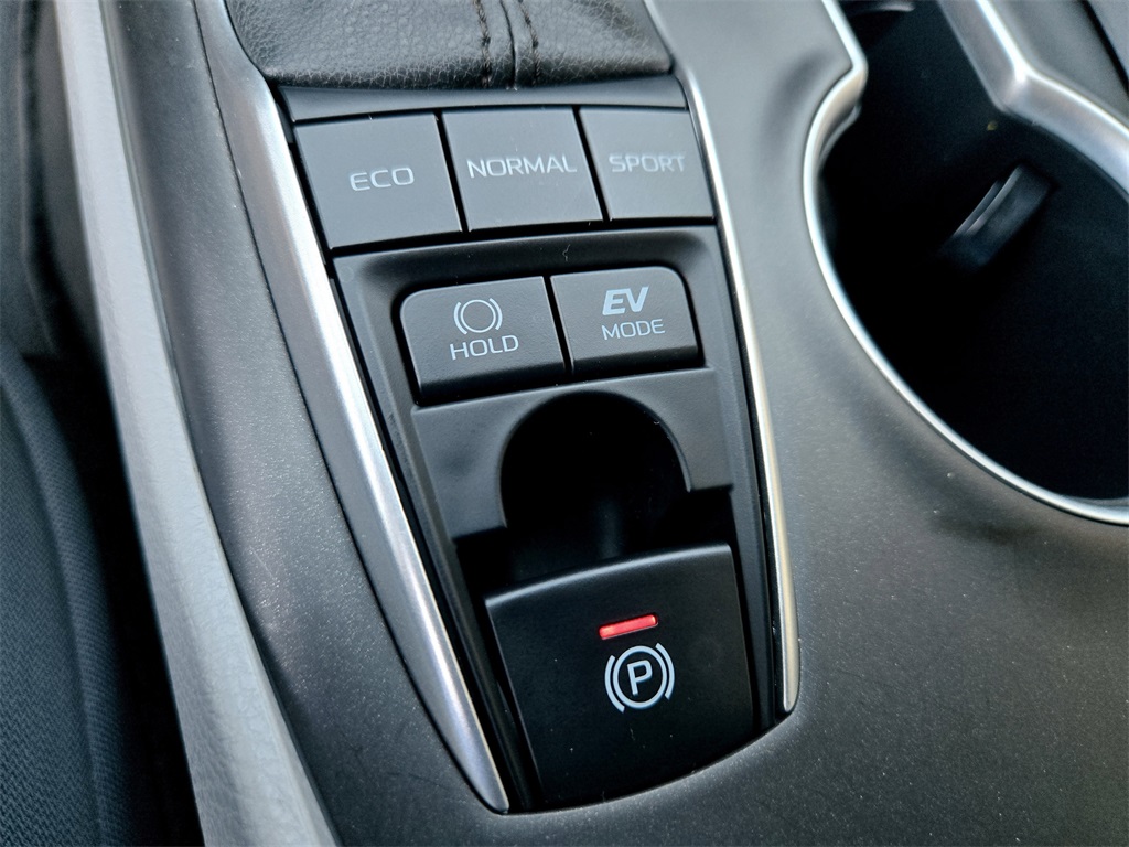 2021 Toyota Camry Hybrid LE photo 22